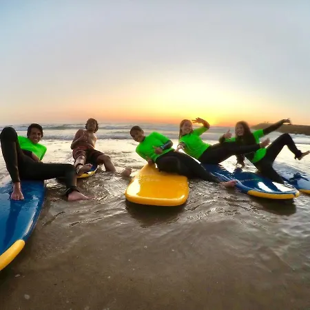 Mahalo Surf Camp Konukevi *